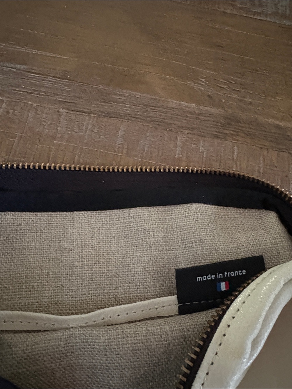 Jack Gomme NWOT Crossbody Bag with Contrasting Black Strap and linen lining. - Picture 11 of 11
